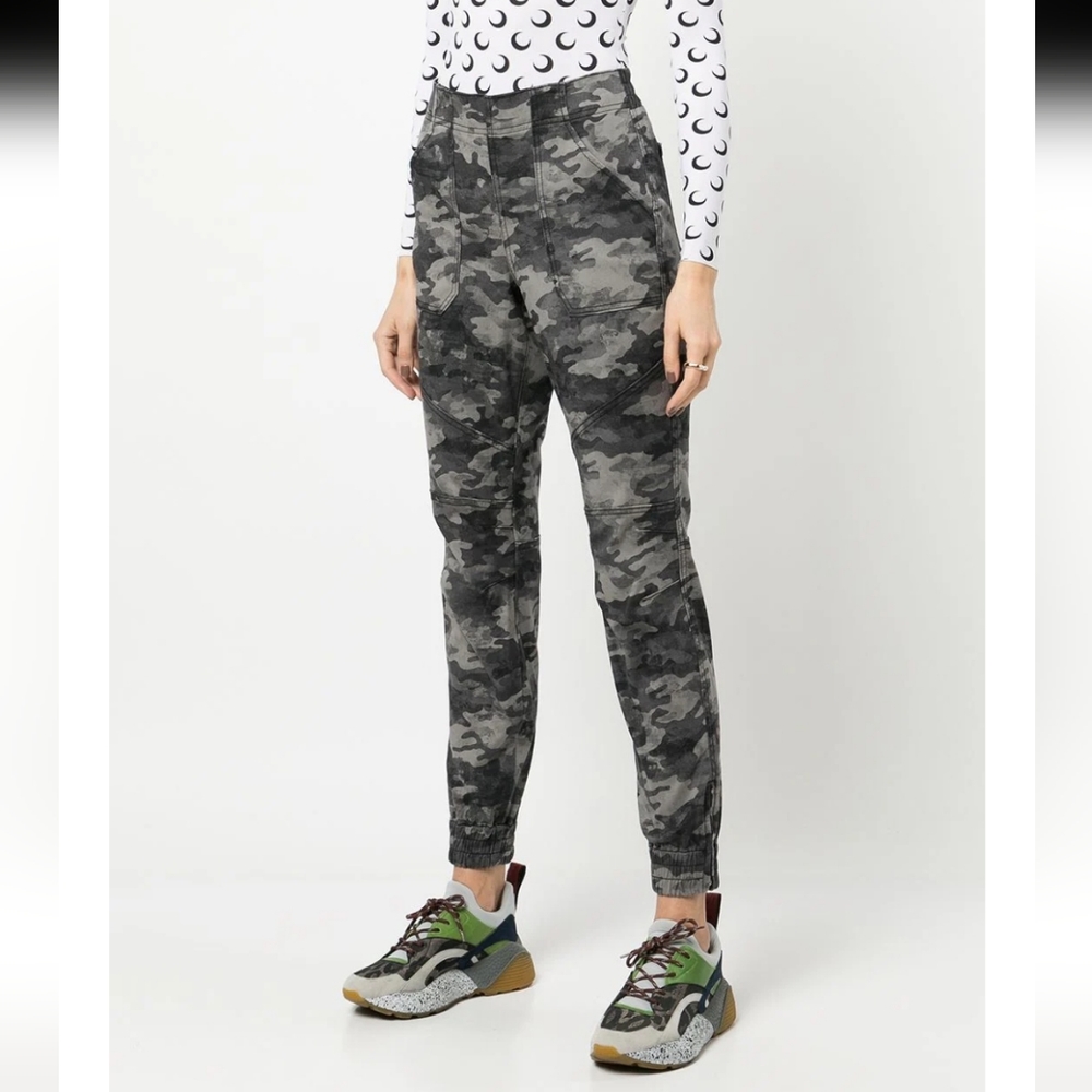 Spanx Camouflage Print Twill Joggers Size Medium … - image 1